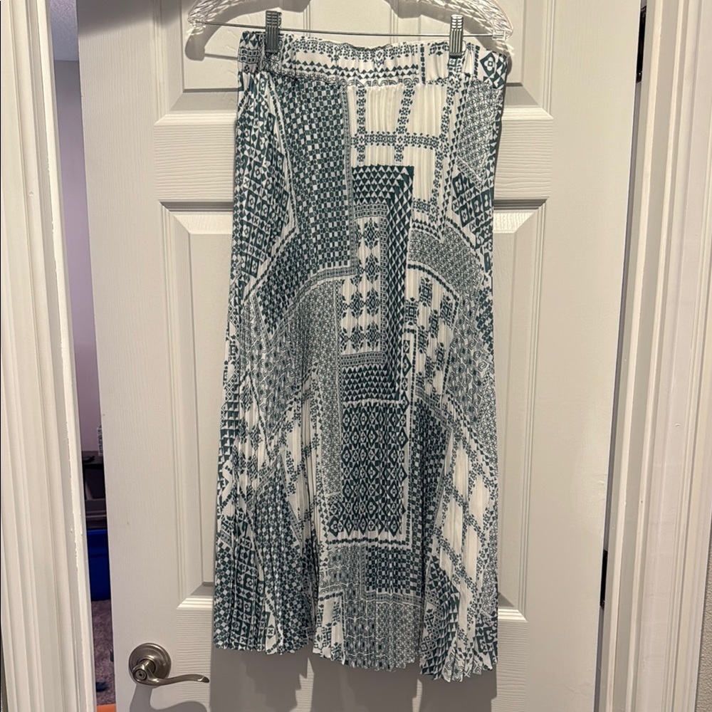 Patterned teal and White midi skirt